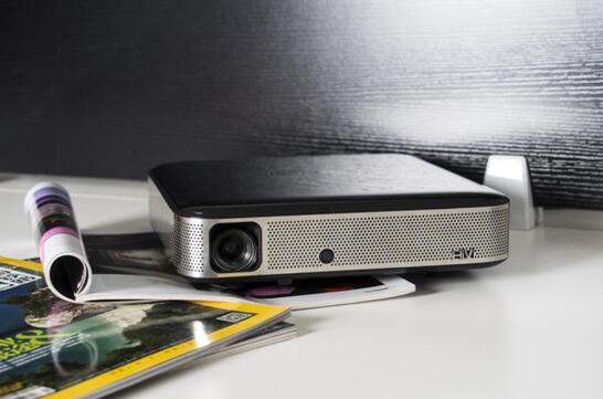 買LED投影還是燈泡投影？家用投影該選誰！